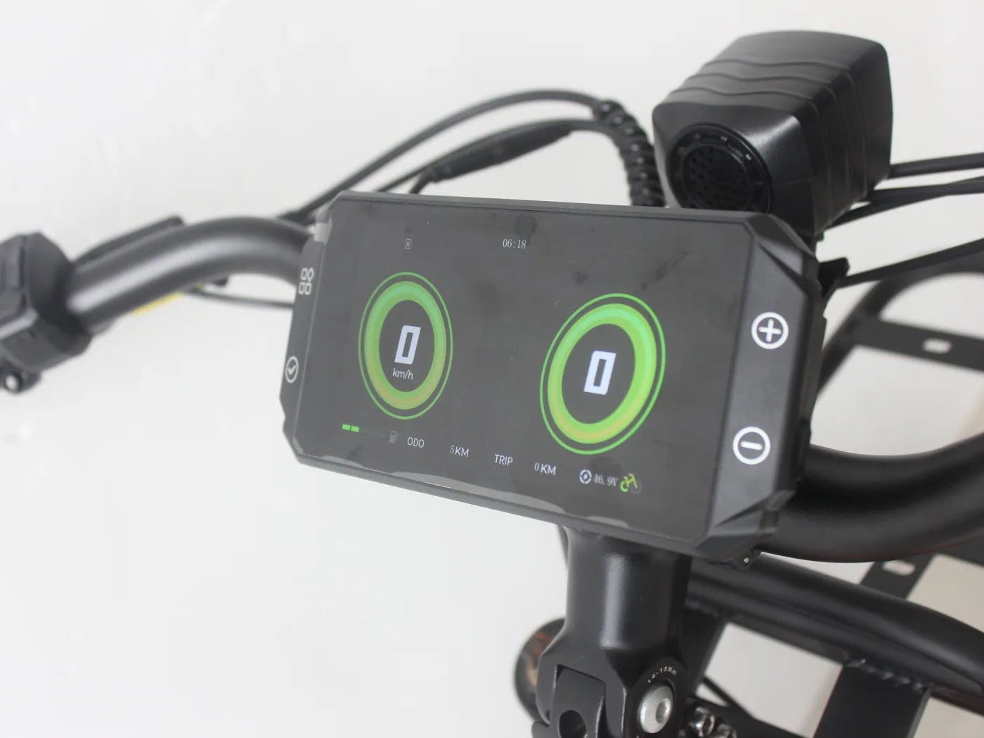 Sun Chaser Halo wide handlebar display with integrated forward-facing dash cam and speaker